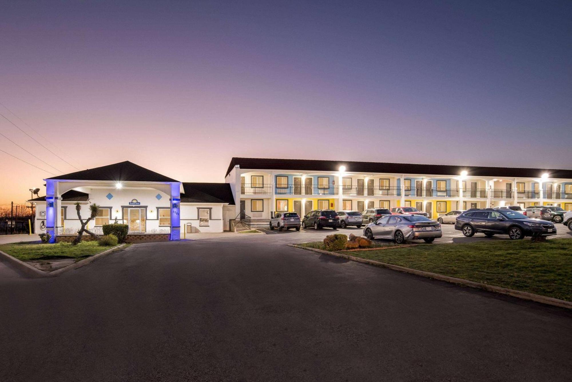 Days Inn By Wyndham Гейнсвилл Экстерьер фото